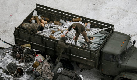 Eskalation an der Front: Ukrainische Soldaten bestücken in Awdij... Eskalation an der Front: Ukrainische Soldaten bestücken in Awdij...