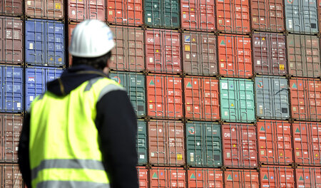 Hafenarbeiter am Containerterminal Altenwerder im Hamburger Hafe... Hafenarbeiter am Containerterminal Altenwerder im Hamburger Hafe...