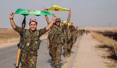Kurdische Kämpferinnen und Kämpfer der YPG in Tall Abyad, Nordsy... Kurdische Kämpferinnen und Kämpfer der YPG in Tall Abyad, Nordsy...