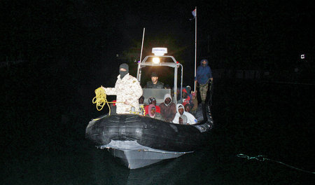Am Sonntag vor der Küste von Tripolis: Ein Schiff der libyschen ... Am Sonntag vor der Küste von Tripolis: Ein Schiff der libyschen ...