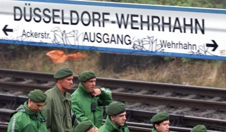 Polizisten rücken zur Spurensuche am Tatort an (Wehrhahn, 28. Ju... Polizisten rücken zur Spurensuche am Tatort an (Wehrhahn, 28. Ju...