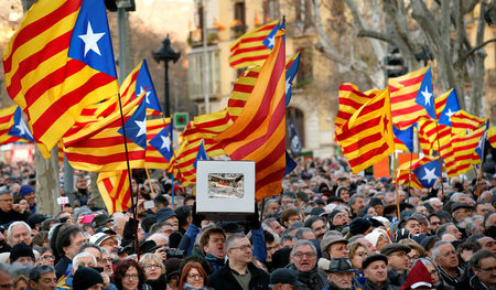Fahnen der katalanischen Unabhängigkeitsbewegung gegen den juris...