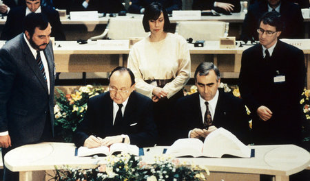 Zufrieden: Der damalige Außenminister Hans-Dietrich Genscher und...