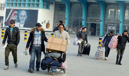 Ankunft im Bürgerkriegsland: Abgelehnte Asylbewerber nach ihrer ...