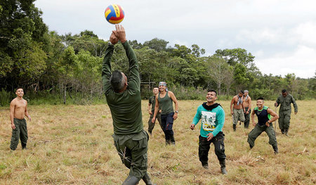 Hoffnung auf ein Leben in Frieden: Guerilleros der FARC beim Vol...