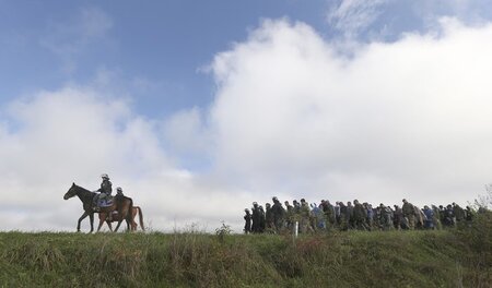 Wo ist das gelobte Land? Ein Polizist leitet eine Gruppe Flüchtl...
