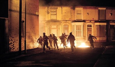1971 sind die Straßen der nordirischen Metropole Belfast Tag und...