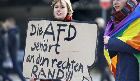 Auf Demos wird die Rolle der AfD klar benannt, in den Medien ehe...