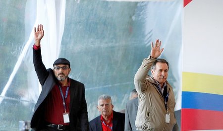 Vertreter der ELN am Dienstag in der ecuadorianischen Stadt Sang...