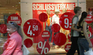 Endlich wird konsumiert – sagen die Wirtschaftsforscher. Ob es s... Endlich wird konsumiert – sagen die Wirtschaftsforscher. Ob es s...
