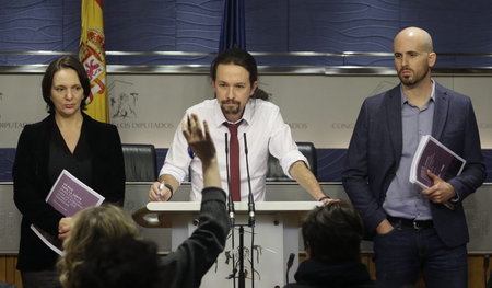 Podemos-Generalsekretär Pablo Iglesias (Mitte) am 15. Februar mi...