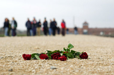 Am Ort des Grauens: Blick von der ehemaligen Rampe von Auschwitz...