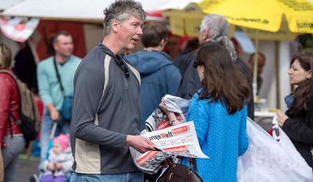 1. Mai 2015 in Berlin: jW-Verteilaktion mit Andreas Hüllinghorst