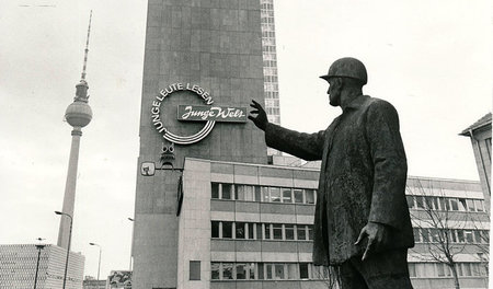 Werbung für die Junge Welt am Hochhaus des Berliner Verlags am A...