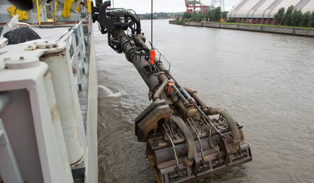 Die Saugvorrichtung eines Baggerschiffs in der Elbe bei Hamburg ...