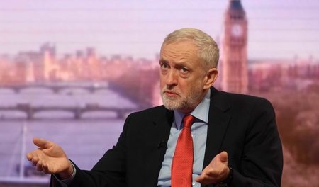 Labour-Chef Jeremy Corbyn verdonnerte seine Fraktion, dem Antrag...
