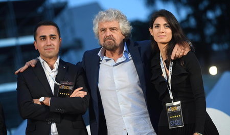 Stehen an der Seite des Kapitals: Luigi Di Maio, Beppe Grillo un...