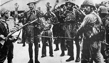 Angehörige des Infanterieregiments »Suffolk« werden von japanisc...