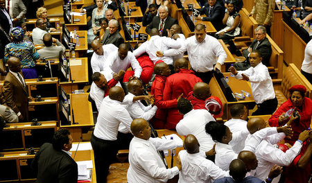 Schlagabtausch im Parlament: Die Sicherheitsleute haben mit der ...