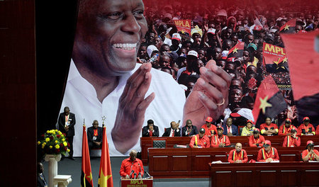 Kein Weg führt an ihm vorbei: José Eduardo dos Santos bleibt wei...