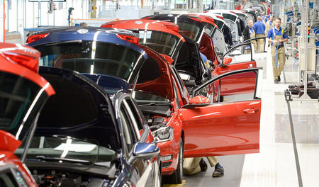 Noch schuften die Arbeiter beim Bau von Autos mit Verbrennungsmo...