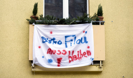 Anwohner hängen Transparente mit Solidaritätsbotschaften für das...
