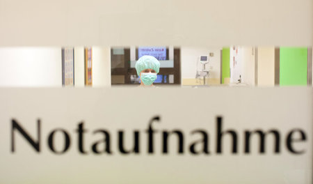 Ob sie wohl allein auf Station ist? Eine Krankenschwester steht ...