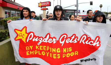 »Puzder wird reich, weil er die Angestellten arm hält.« Protest ...