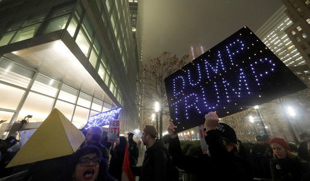 Nicht nur Goldman Sachs protestiert gegen Trump; gegen Trump wir...