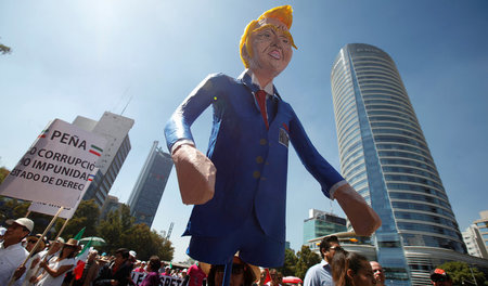 Demonstration gegen die Politik von Donald Trump am 12. Februar ...