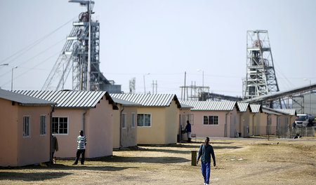 Arbeitersiedlung vor der Platinmine des britischen Betreibers Lo...