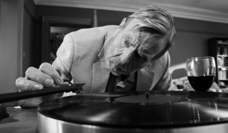 Das Genre ist modernisiert (Timothy Spall als Hausherr Bill)