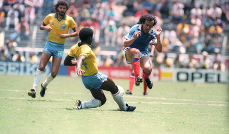 Hollahoppsa 1986! Silva stoppt Platini und Dr. Socrates schaut z...