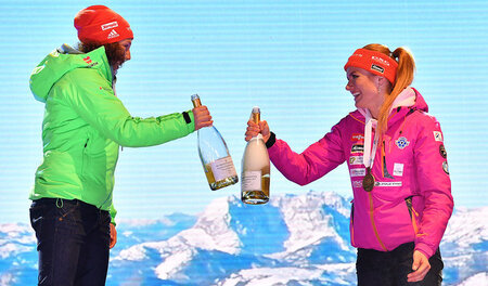 Was macht man damit? Laura Dahlmeier (l.) und Gabriela Koukalova...