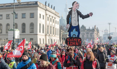 Warnstreiks und Demonstration auch in Berlin: Rund 8.000 Mensche...