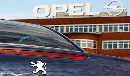 Prophetisch? Ein Peugeot Pkw parkt im Oktober 2012 vor dem 2014 ...
