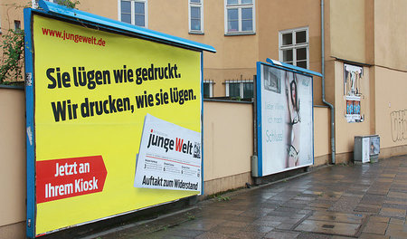 Macht auch Werbung: Die Tageszeitung junge Welt. Für manche Radi...