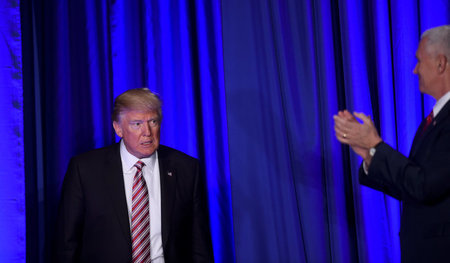 Vize Michael Pence applaudiert US-Präsident Donald Trump. Manche...