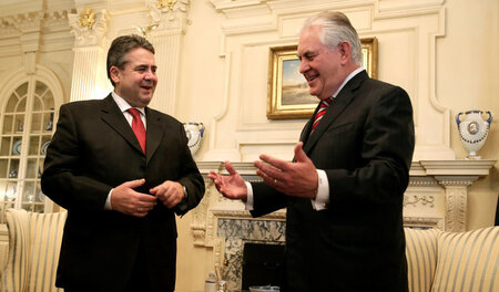 US-Staatssekreätr Rex Tillerson (r.) mit dem neuen deutschen Auß...
