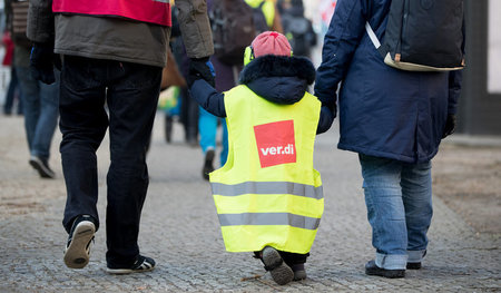 Auch die Kleinsten machen mit: Demonstration der streikenden Ang...