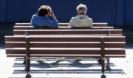 Zwei Seniorinnen sitzen auf einer Bank im Ostseebad Gral-Müritz ...