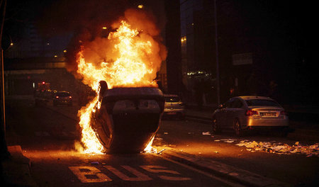 Nächtliche Feuerstelle: Bei winterlichen Temperaturen kann auch ...