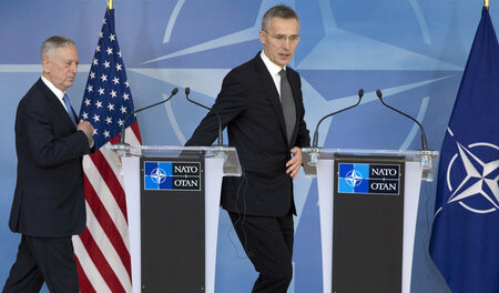 US-Verteidigungsminister James Mattis (rechts) und NATO-Generals...