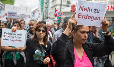 Zehntausende Menschen protestierten am 25. Mai 2014 in Köln gege...