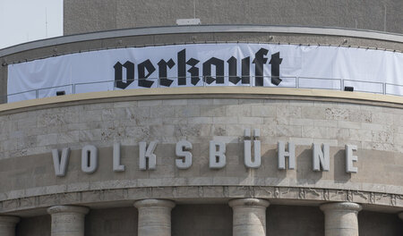 Immer wieder ein neuer Kontext: Die Berliner Volksbühne ironisie... Immer wieder ein neuer Kontext: Die Berliner Volksbühne ironisie...