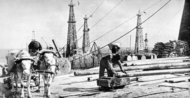 April 1938: Die Erdöl-Bohrtürme von Zistersdorf bei Wien fördern...
