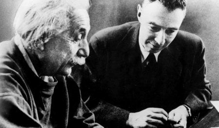 Robert J. Oppenheimer (r.) zusammen mit Albert Einstein, der sei... Robert J. Oppenheimer (r.) zusammen mit Albert Einstein, der sei...