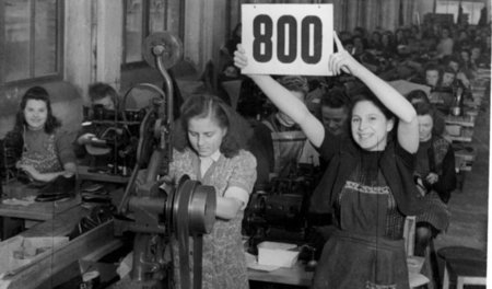 Tagesnorm überschritten! Eine Jugendbrigandistin der volkseigene... Tagesnorm überschritten! Eine Jugendbrigandistin der volkseigene...