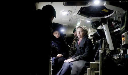Kriegsbereit: Verteidigungsministerin Ursula von der Leyen und d... Kriegsbereit: Verteidigungsministerin Ursula von der Leyen und d...