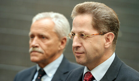 BfV-Präsident Hans-Georg Maaßen (vorn) und sein Vorgänger Heinz ... BfV-Präsident Hans-Georg Maaßen (vorn) und sein Vorgänger Heinz ...
